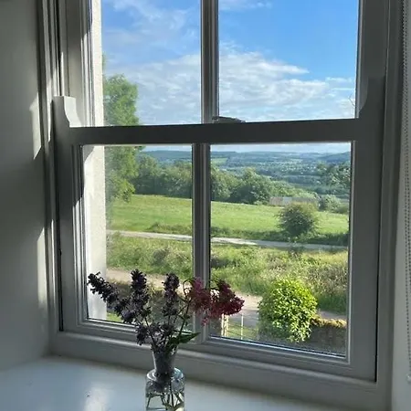 Unwind At Hilltop Farm With Valley Views Nyaraló