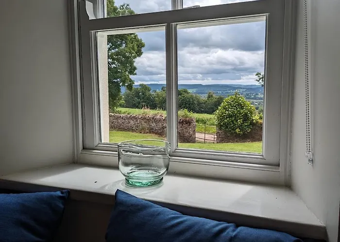 Hébergement de vacances Unwind At Hilltop Farm With Valley Views *