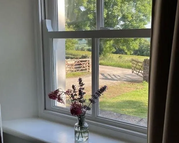 Hébergement de vacances Unwind At Hilltop Farm With Valley Views *